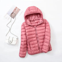 Jaqueta Puffer Feminina Com Capuz, jaqueta puffer feminina, jaqueta feminina puffer, jaqueta com capuz feminina, jaqueta feminina com capuz, casaco puffer feminino, puffer feminina, jaqueta puffer feminina preta, jaqueta puffer preta feminina, casaco feminino puffer, casaco feminina puffer. - www.mulherinova.com