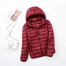 Jaqueta Puffer Feminina Com Capuz, jaqueta puffer feminina, jaqueta feminina puffer, jaqueta com capuz feminina, jaqueta feminina com capuz, casaco puffer feminino, puffer feminina, jaqueta puffer feminina preta, jaqueta puffer preta feminina, casaco feminino puffer, casaco feminina puffer. - www.mulherinova.com